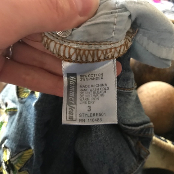 Flower and hummingbird cropped jeans - Picture 5 of 5